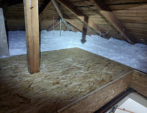 Zateplení stropu rodinného domu pomocí foukané izolace